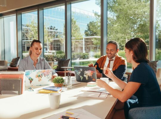 Guide To Buying Fashion Items Online: Smart & Safe Shopping Tips